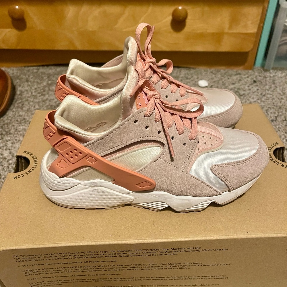 Nike Women's Pink and Cream Huaraches